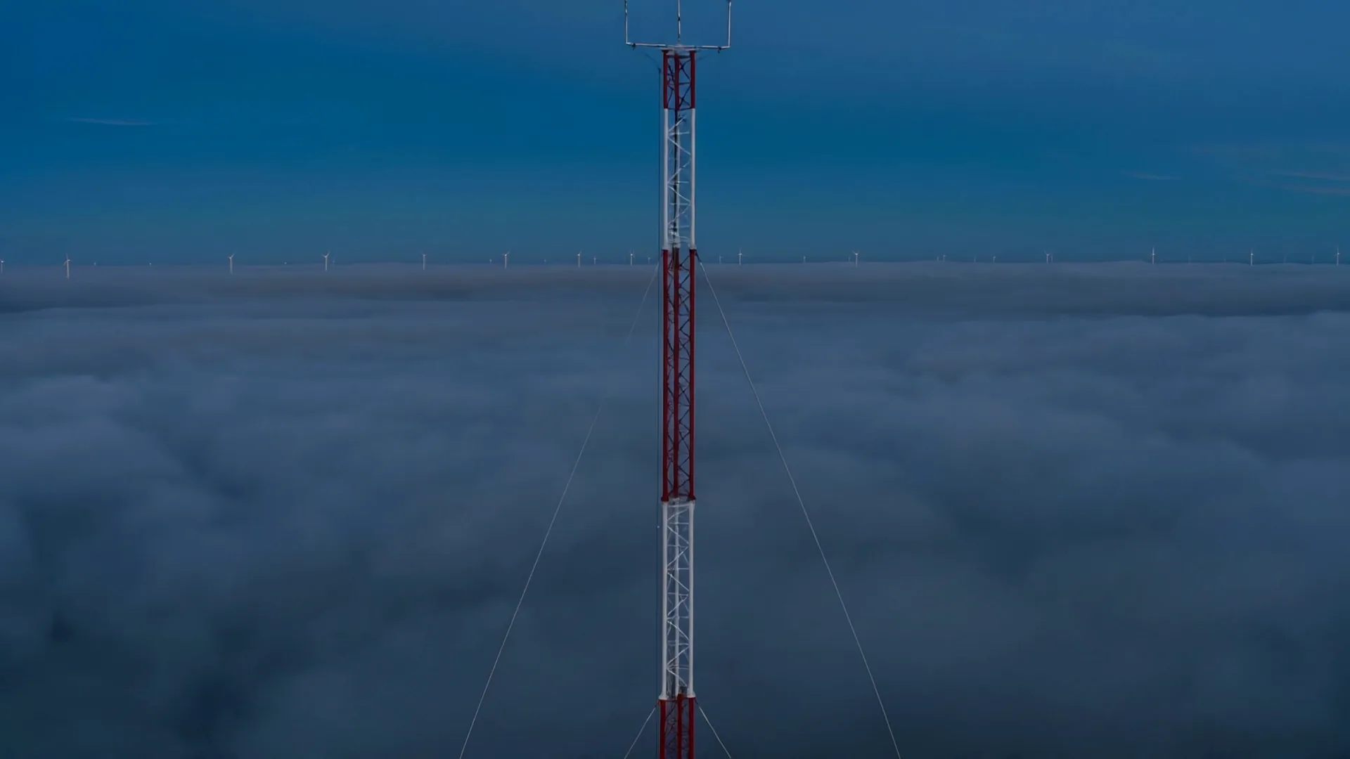 Upper lattice structure and guy wires of the mast